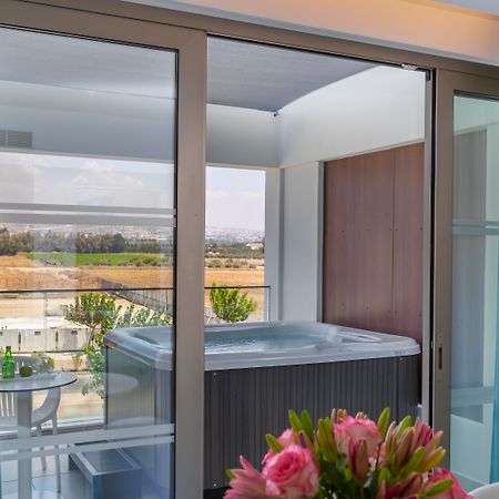 Ivi Mare - Designed For Adults By Louis Hotels Geroskipou Luaran gambar A hot tub on a balcony