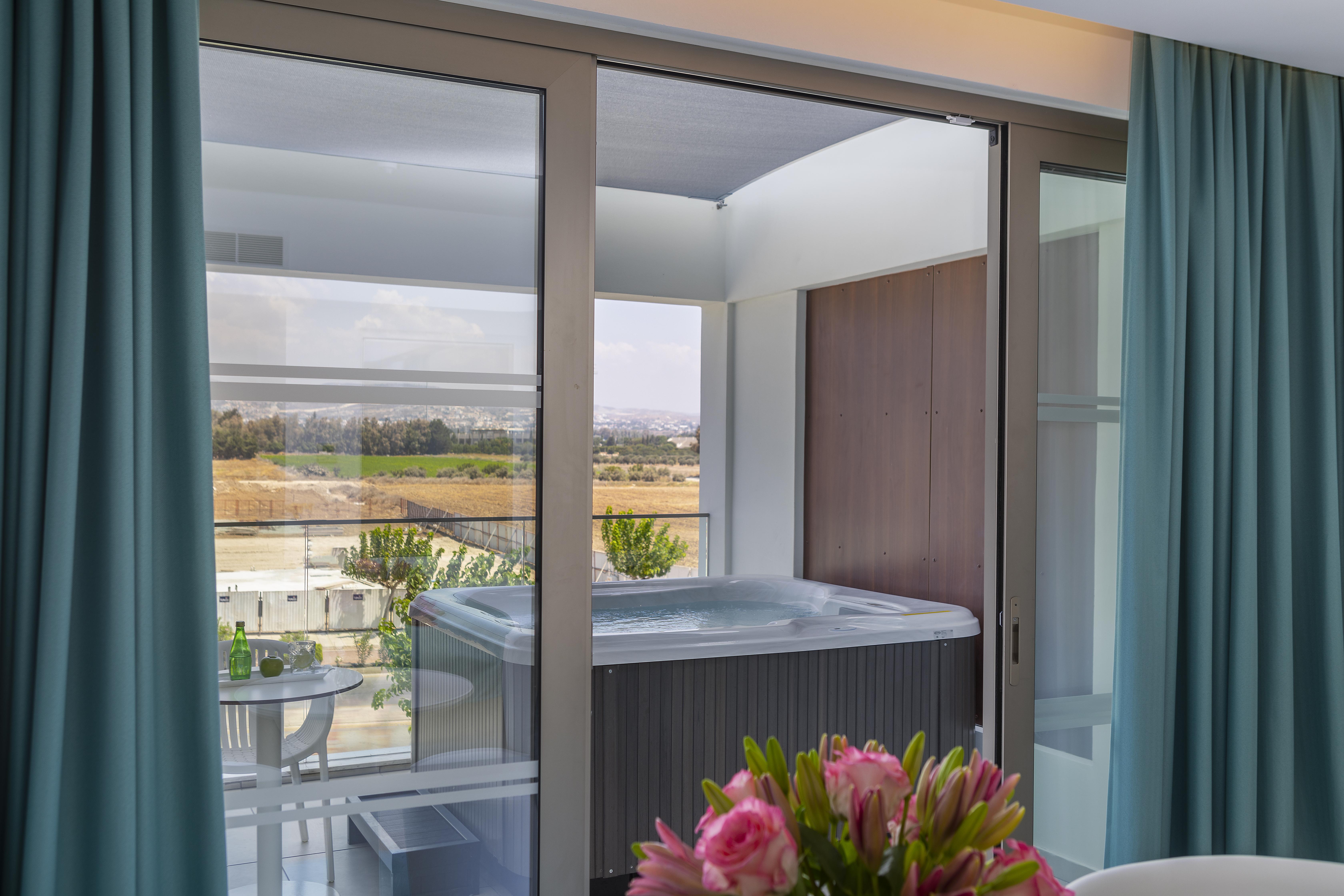 Ivi Mare - Designed For Adults By Louis Hotels Geroskipou Luaran gambar A hot tub on a balcony
