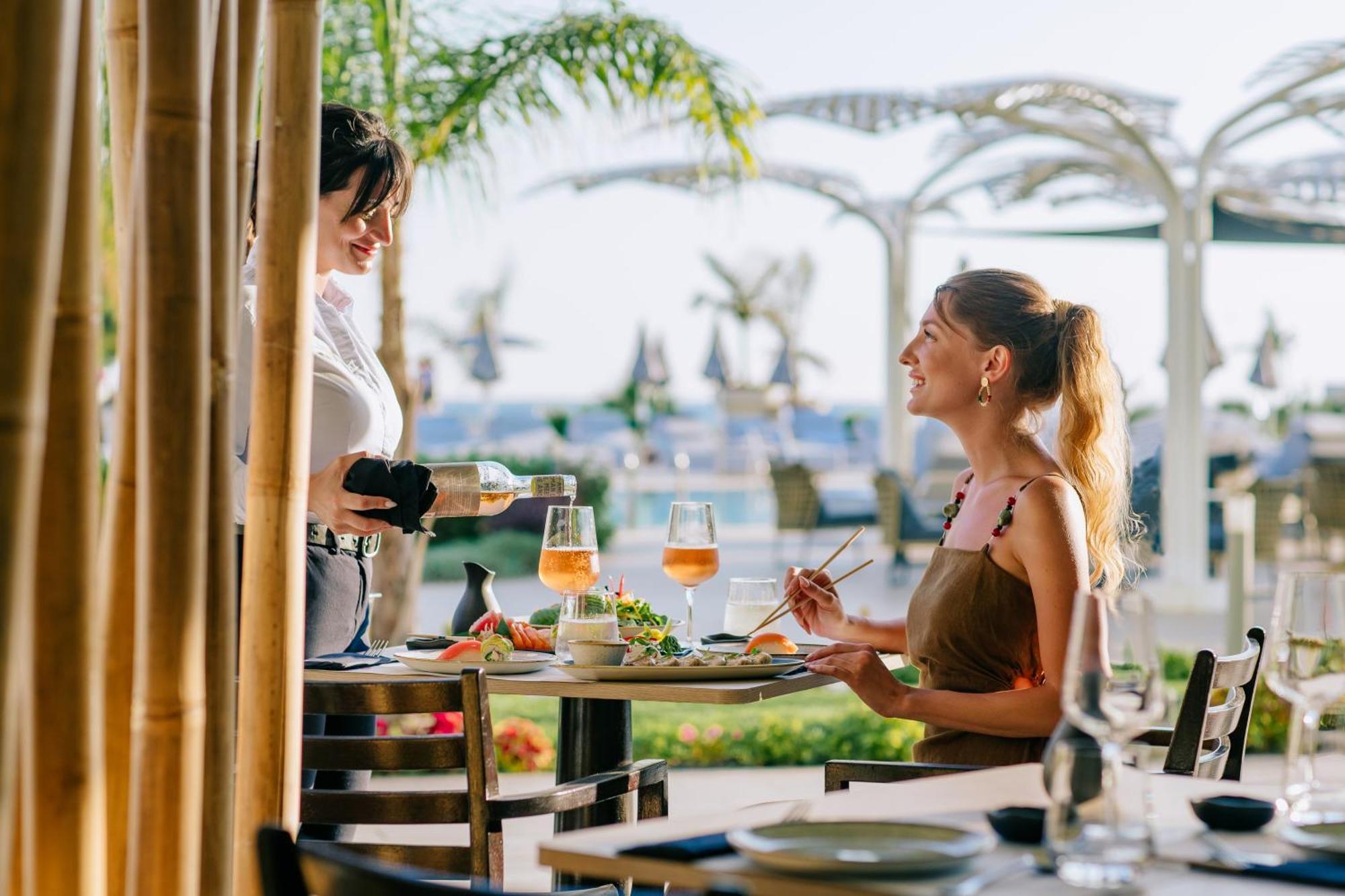 Ivi Mare - Designed For Adults By Louis Hotels Geroskipou Luaran gambar A waitress serving a guest at a restaurant