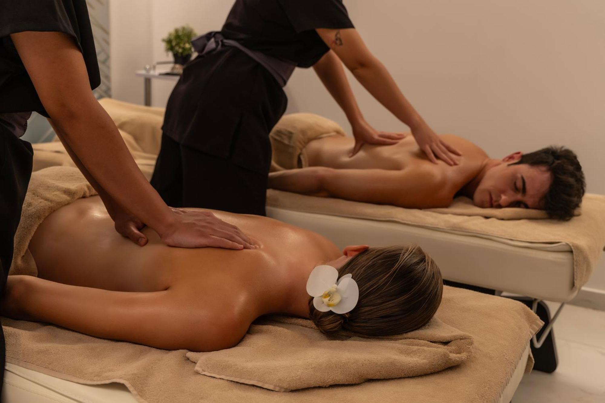 Ivi Mare - Designed For Adults By Louis Hotels Geroskipou Luaran gambar Massage therapists working on a couple
