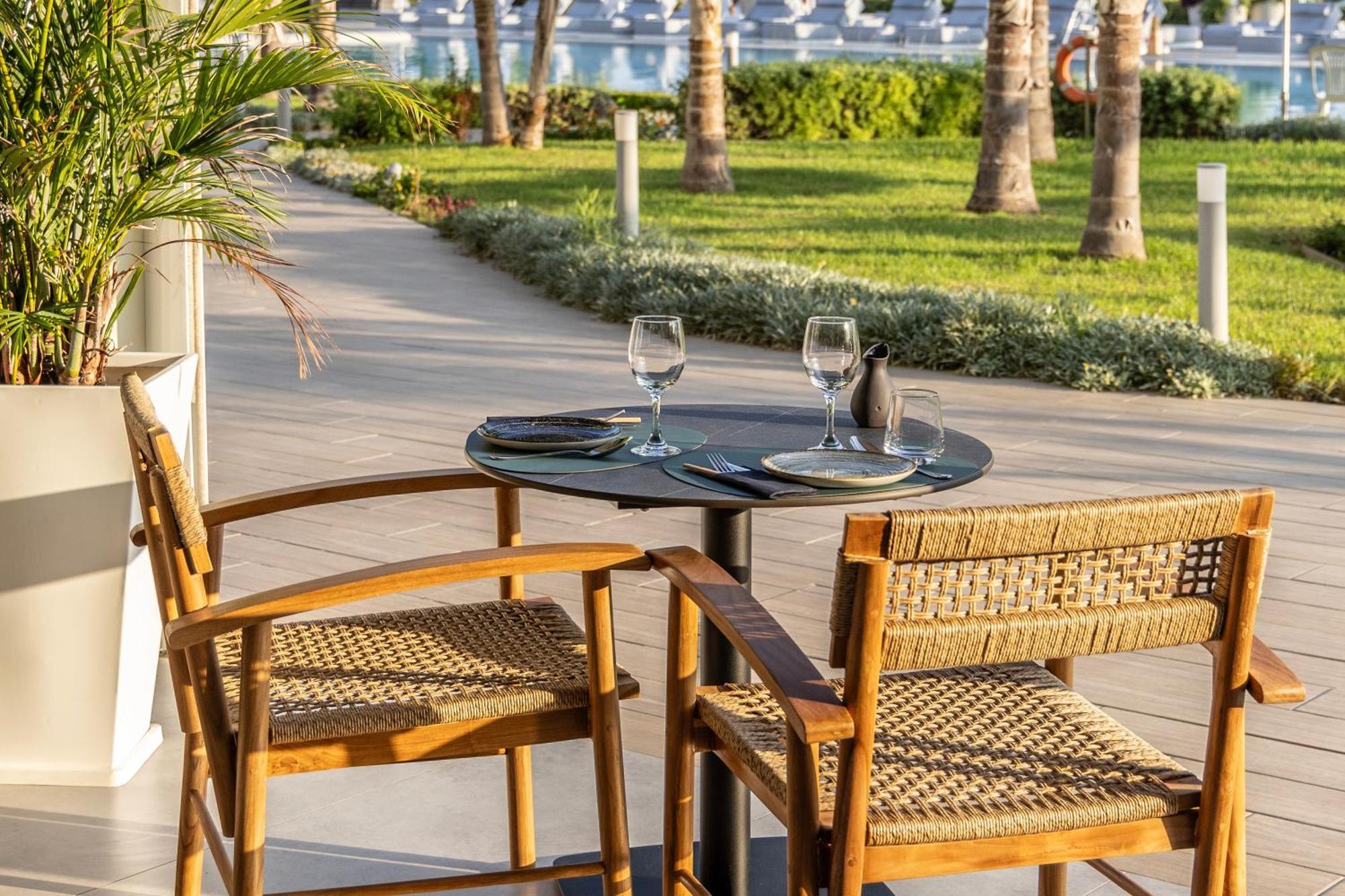Ivi Mare - Designed For Adults By Louis Hotels Geroskipou Luaran gambar A table and two chairs