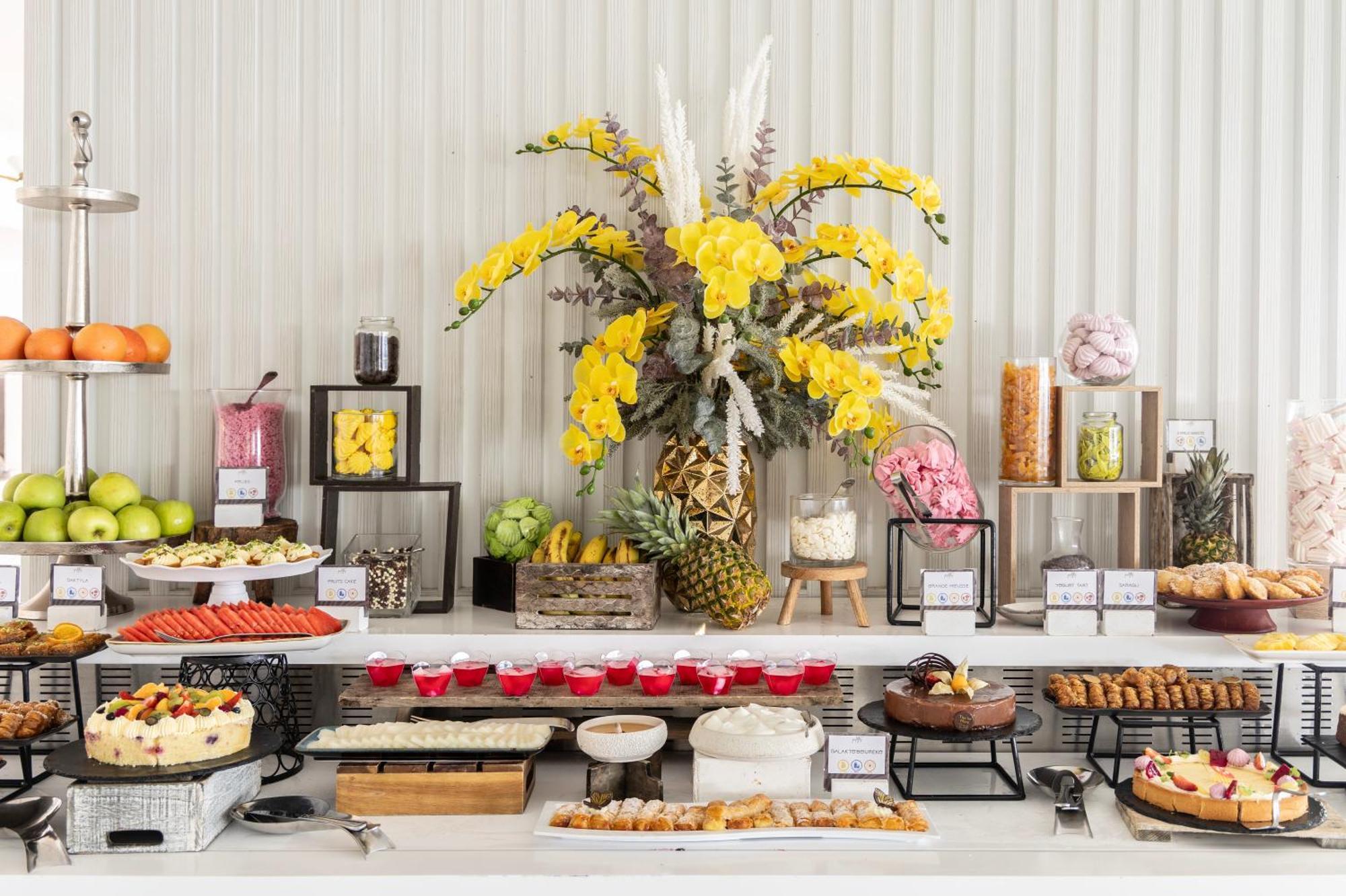 Ivi Mare - Designed For Adults By Louis Hotels Geroskipou Luaran gambar A dessert buffet