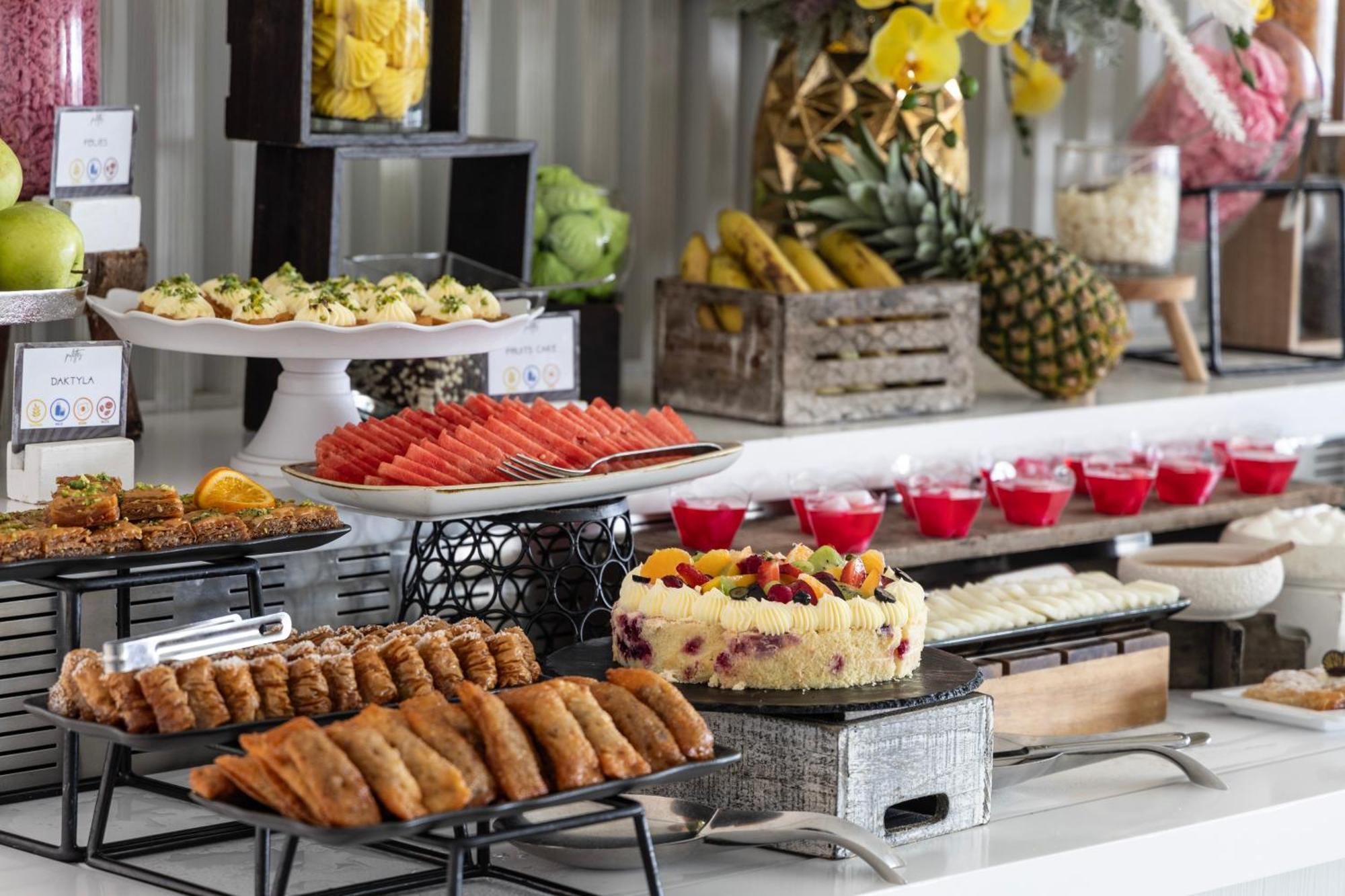 Ivi Mare - Designed For Adults By Louis Hotels Geroskipou Luaran gambar A buffet at a hotel
