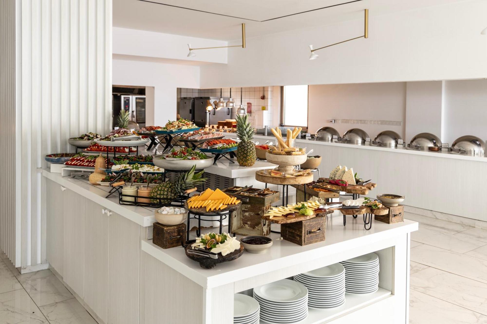 Ivi Mare - Designed For Adults By Louis Hotels Geroskipou Luaran gambar A buffet at a hotel