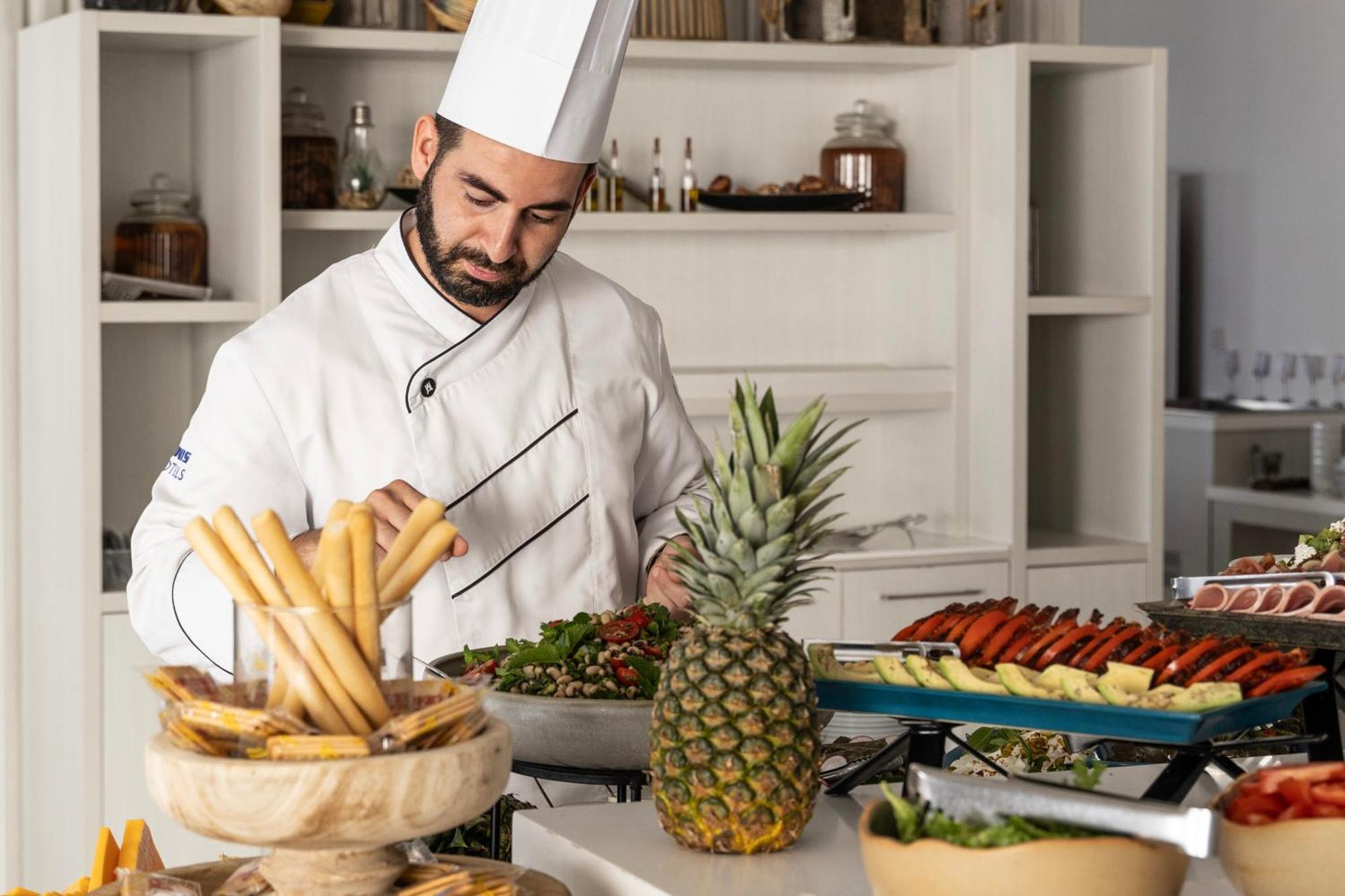 Ivi Mare - Designed For Adults By Louis Hotels Geroskipou Luaran gambar A chef preparing food