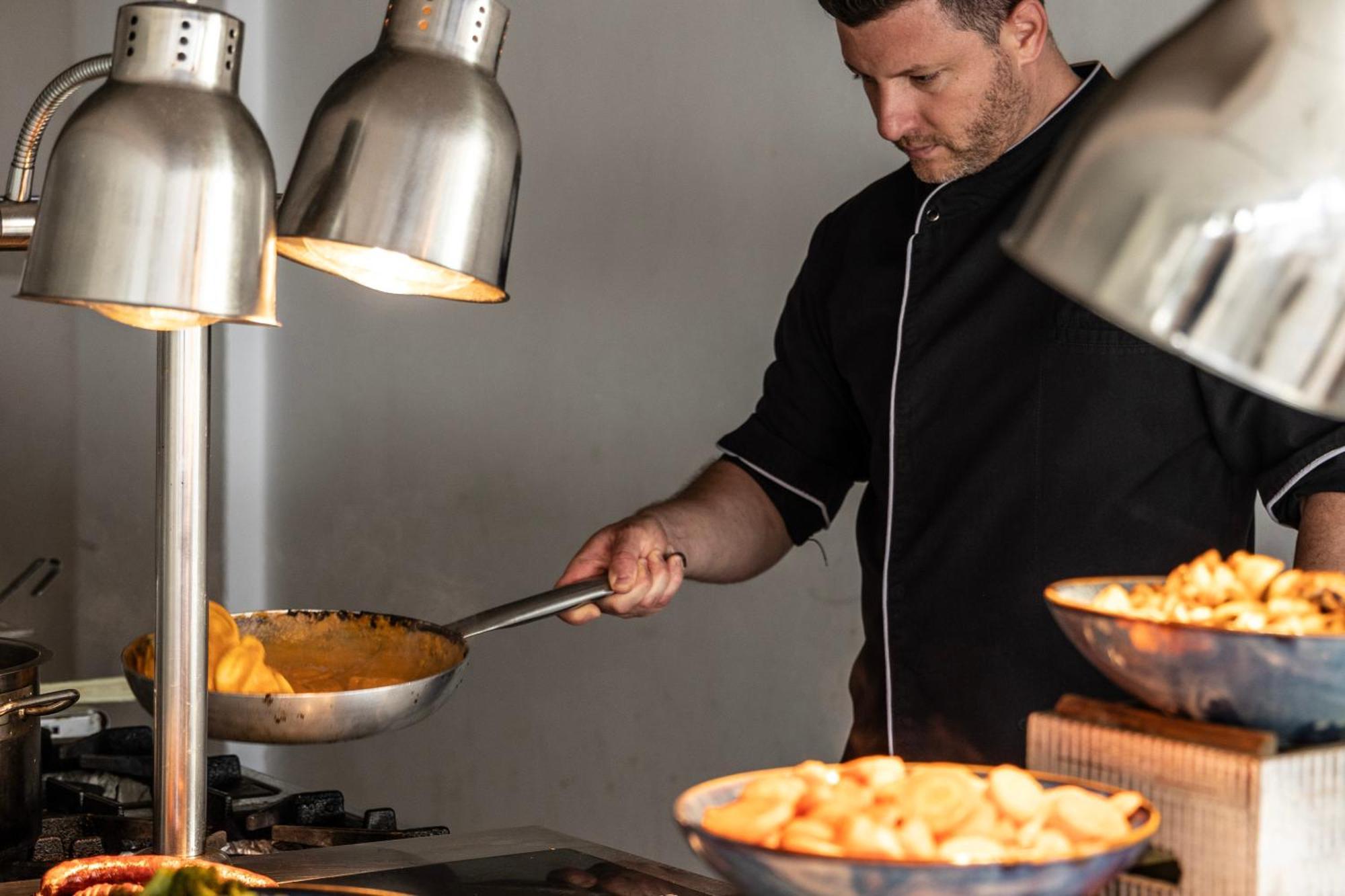 Ivi Mare - Designed For Adults By Louis Hotels Geroskipou Luaran gambar A chef at work