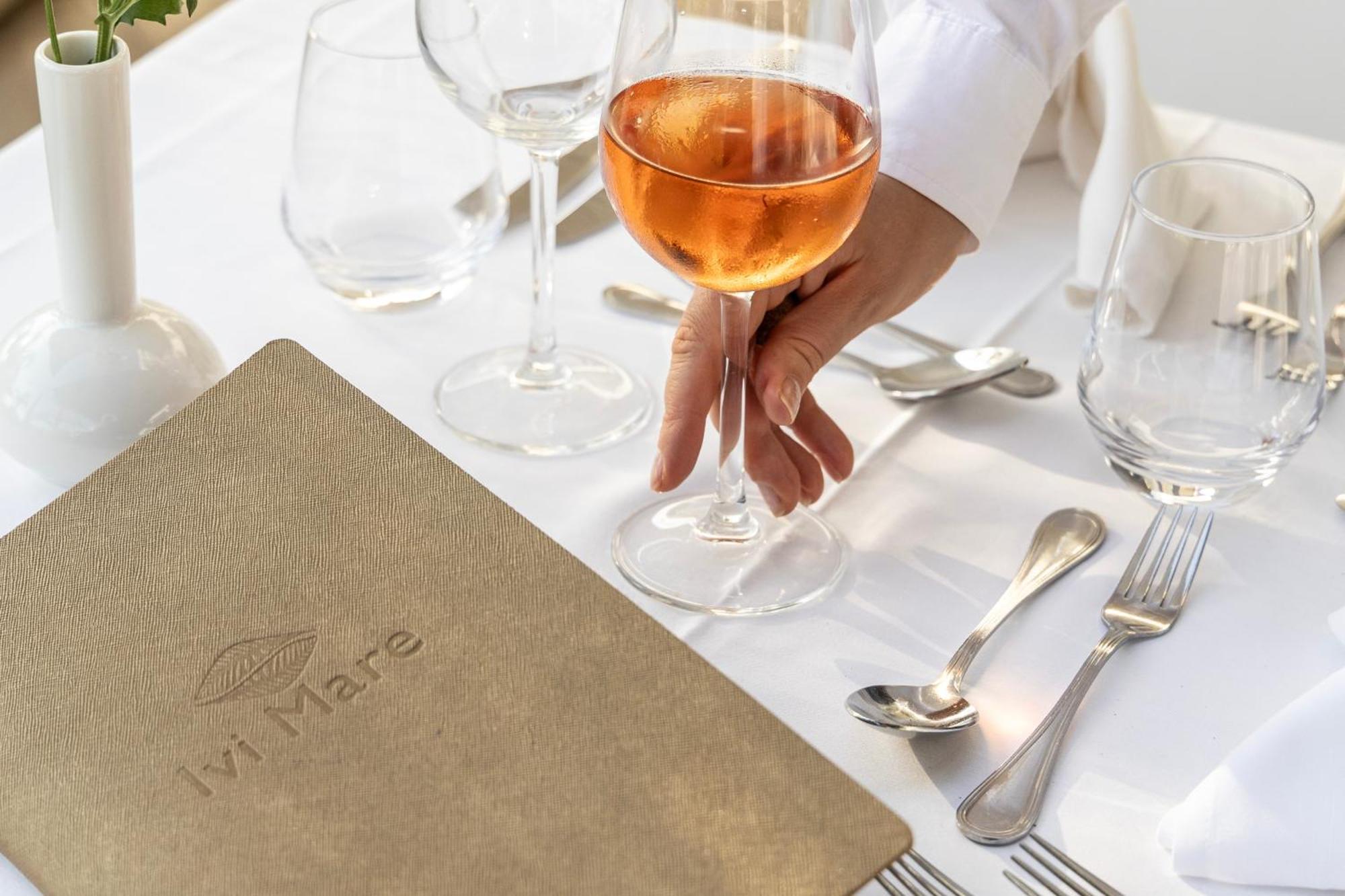 Ivi Mare - Designed For Adults By Louis Hotels Geroskipou Luaran gambar A wine menu
