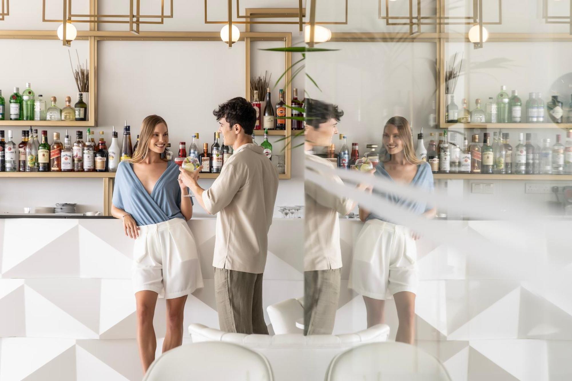 Ivi Mare - Designed For Adults By Louis Hotels Geroskipou Luaran gambar The bar at the hotel
